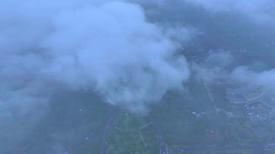 航拍云雾缭绕的枣庄市政府广场视频素材模板下载