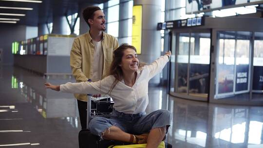 浪漫的夫妇在机场视频素材模板下载