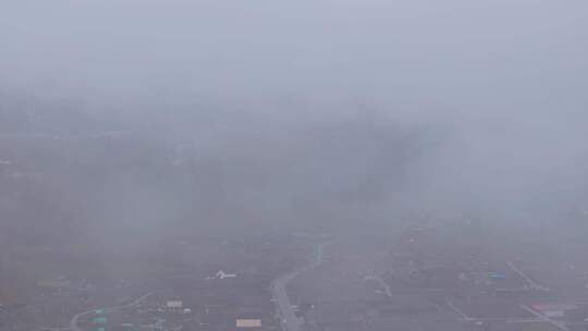 航拍秋天晨雾中的新疆禾木村风景