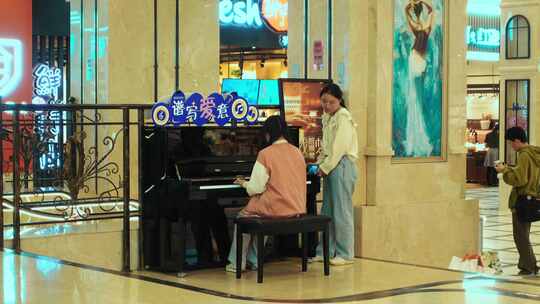游客在商场里公共钢琴弹奏2视频素材模板下载