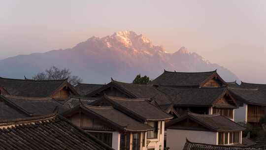 玉龙雪山丽江古城日出