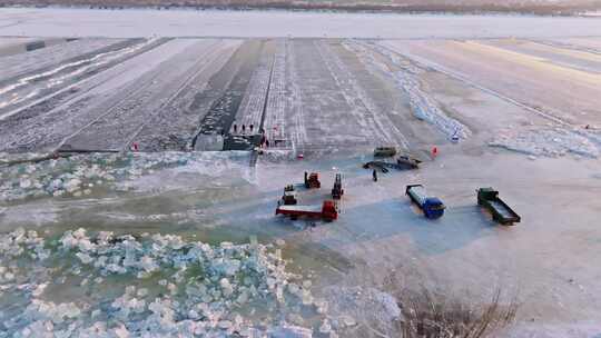 中国黑龙江哈尔滨冰雪大世界采冰航拍
