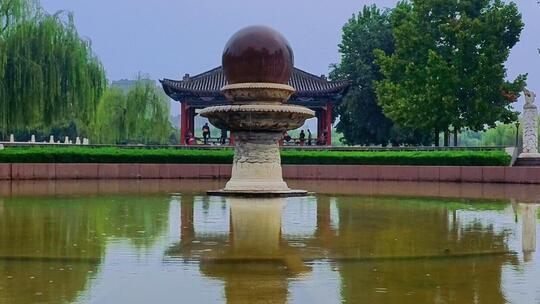 宁静之美，雨天水面的雨滴特写镜头