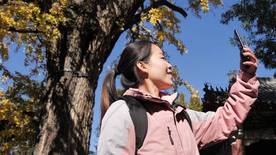 中国女人在岱庙古建筑树林旅游漫步拍照