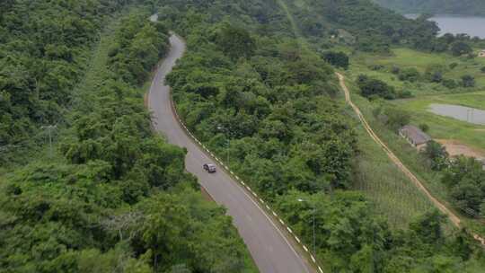 汽车通过林间公路