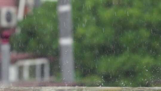 地面上的雨滴特写