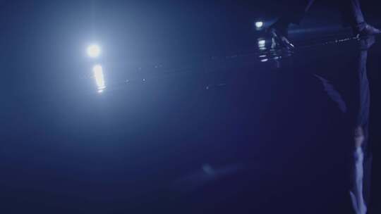 外国帅哥男模走秀水中倒影