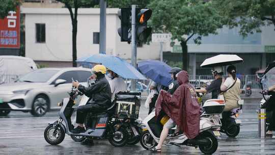 升格雨天的外卖小哥