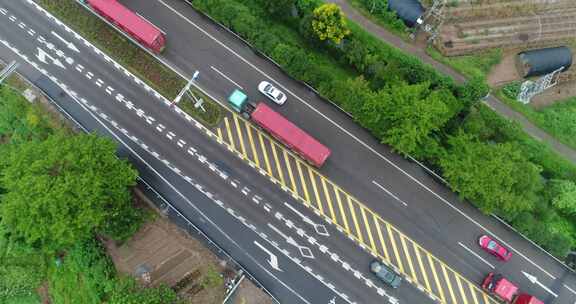 航拍视角下的乡村公路运输车队整齐行驶