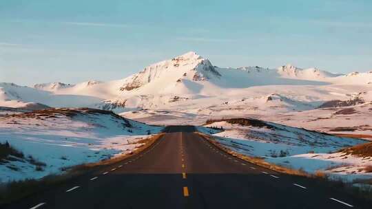 雪地公路与远处雪山景象