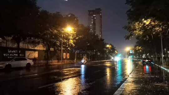 夜晚的街道小点雨视频素材模板下载