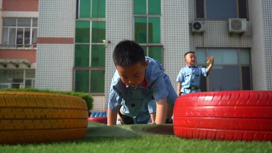 幼儿园红色教育训练-爬行的儿童