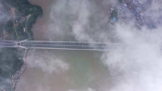 福州长门特大桥航拍俯视左环绕进云雾