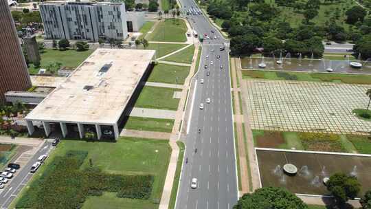 城市街道的鸟瞰图，有汽车和建筑物