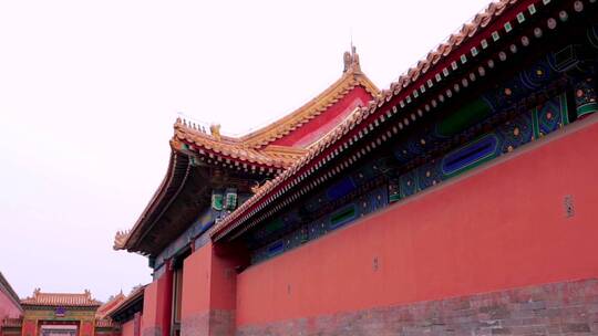 中国北京故宫博物院的黄色琉璃屋顶和脊兽