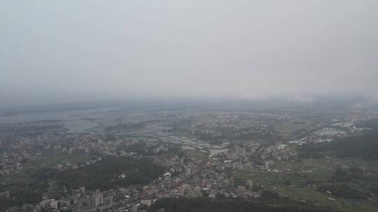 航拍雨雾中的乡村