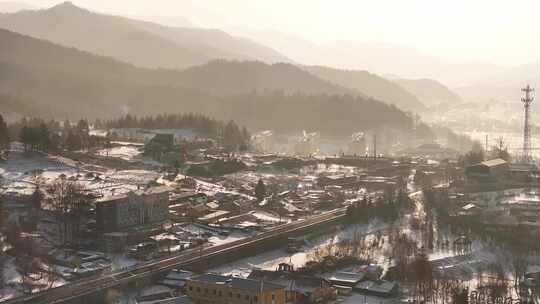 雪后山间小镇的日出的风景