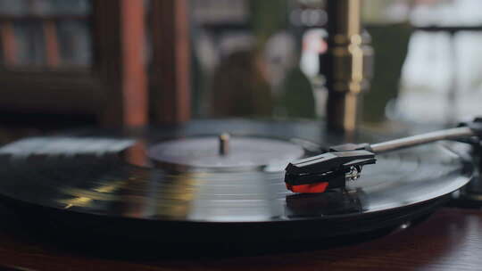 老式唱机播放黑胶唱片的特写
