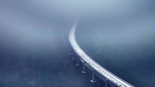 风雪中的跨海大桥