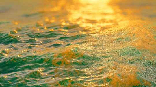 夕阳下的唯美海面波浪泛起涟漪