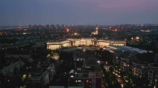 航拍泰晤士小镇市政广场夜景