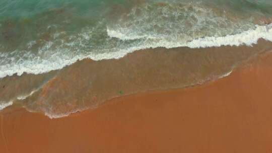 巴西福塔雷萨海滩岸边海浪的鸟瞰图。