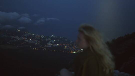 夜晚女人俯瞰城市风景
