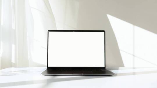白色桌面上的笔记本电脑