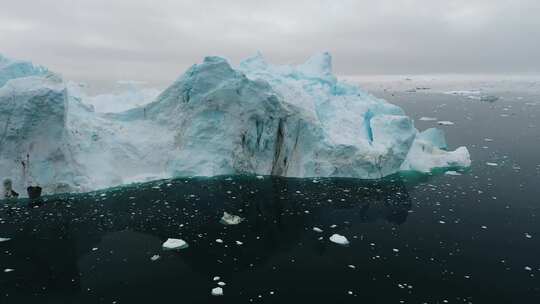 航拍冰川融化到的景观