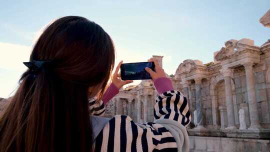 女旅游摄影师拍照