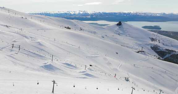 航拍雪山滑雪场