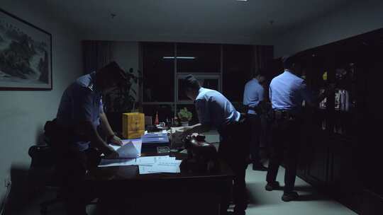 公安警察抓捕犯罪现场