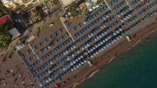 意大利阿马尔菲海岸波西塔诺小镇海滩遮阳伞