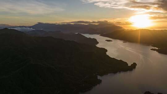 日出日落延时航拍水库山水湖面绿水青山湖水