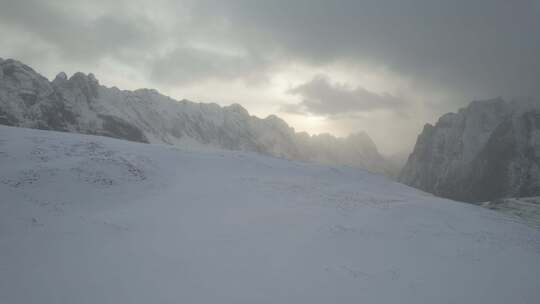 雪山云雾弥漫景象夕阳