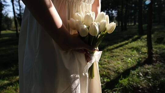 新娘拿着手捧花