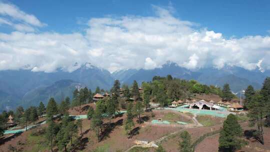 阿鲁腊卡山间建筑与森林雪山景观