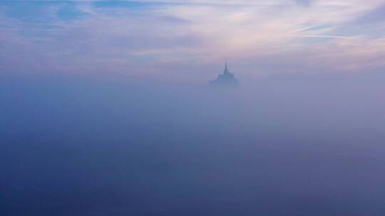 清晨薄雾中的法国圣米歇尔山