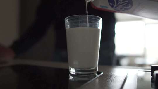 从冰箱拿出牛奶倒牛奶特写