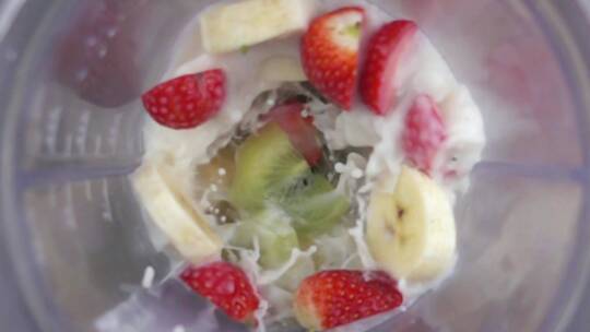各种水果在搅拌机里搅拌的慢动作视频素材模板下载