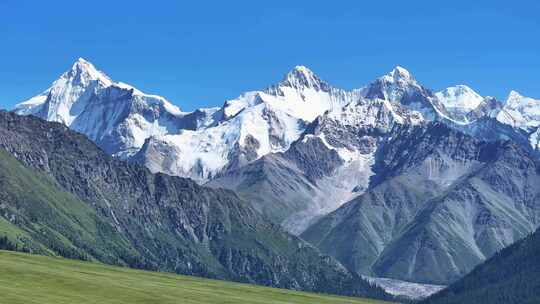 新疆昭苏夏塔雪山