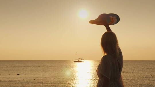 清晨女人站在码头上挥舞帽子视频素材模板下载