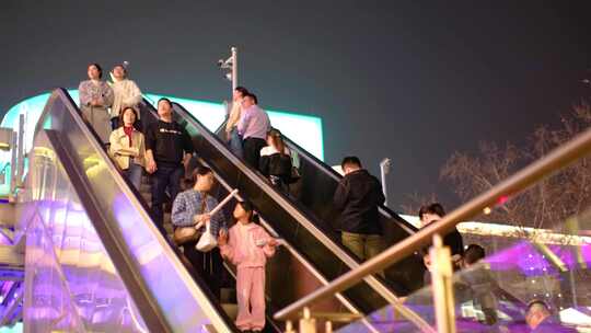 城市夜晚夜景行人过马路车流人流脚步人文人