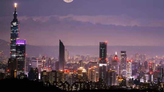 迷人的台北之夜：月亮和动态云在城市天空中