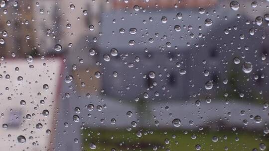 雨滴滴落在窗户上特写视频素材模板下载