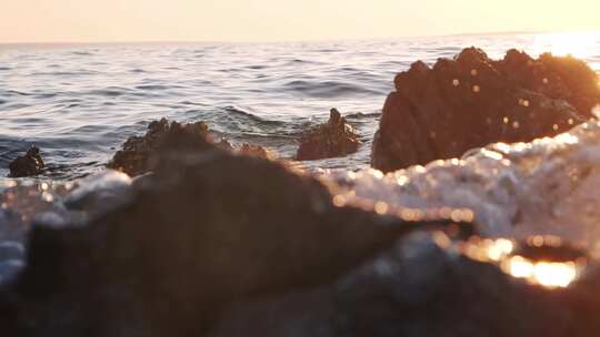 海边礁石海浪翻滚波光粼粼