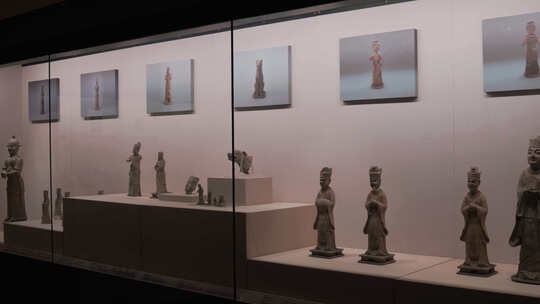 博物馆橱窗里陶俑展览展示