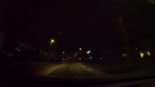 夜晚车内拍摄幽暗的街道