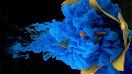 黄色花朵上的蓝色墨水