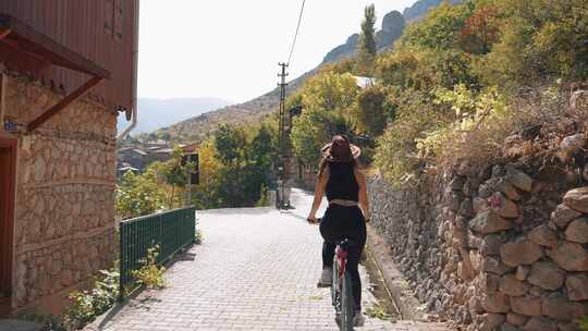 骑自行车的女游客视频素材模板下载